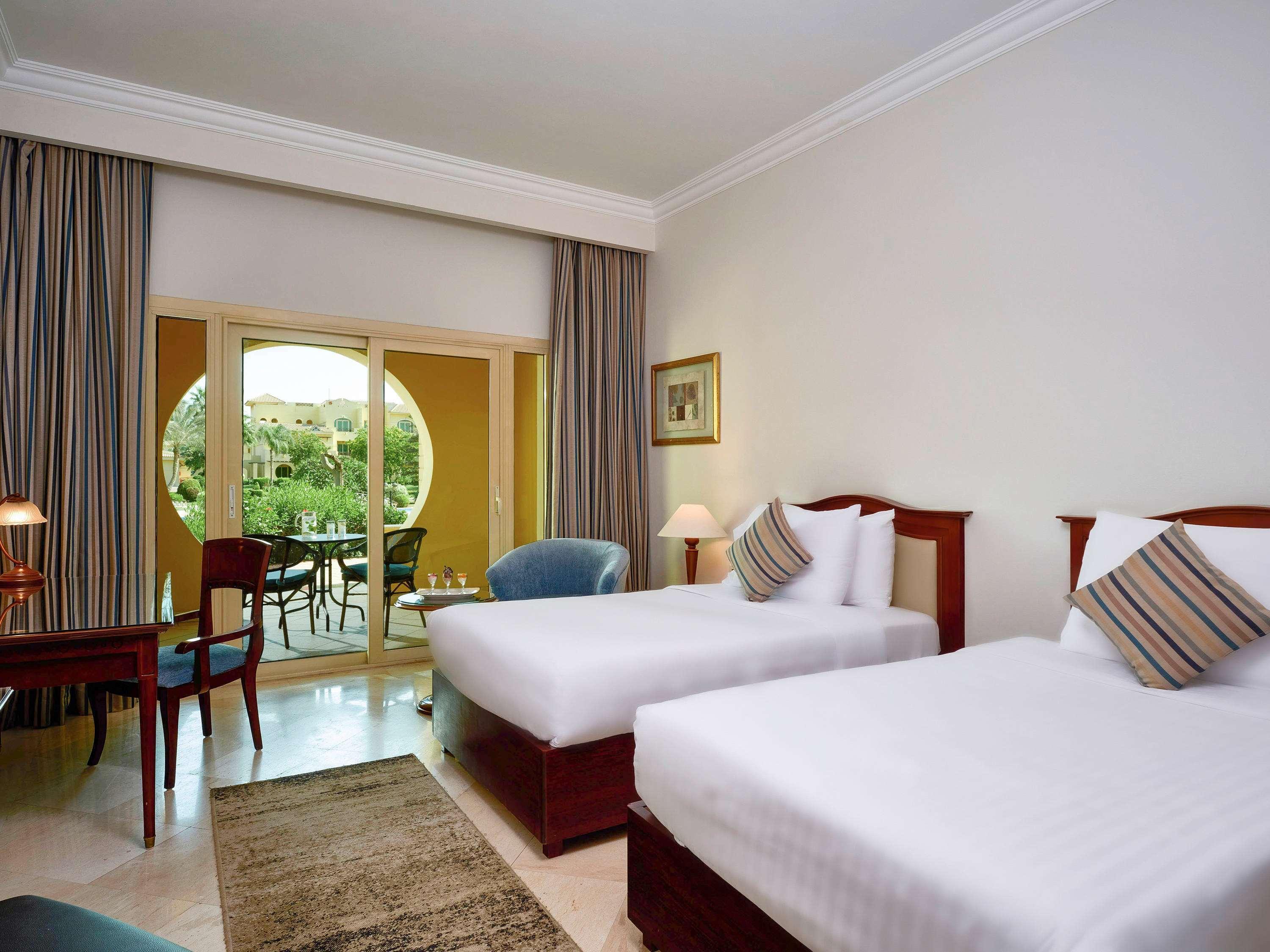 Moevenpick Hotel Cairo - Media City Giza Extérieur photo A room at the hotel