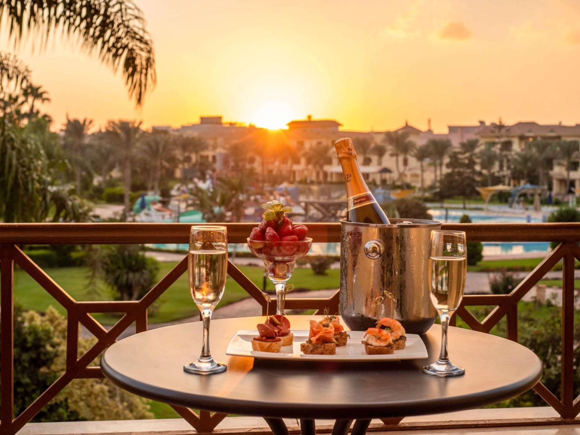 Moevenpick Hotel Cairo - Media City Giza Extérieur photo Sunset at the resort