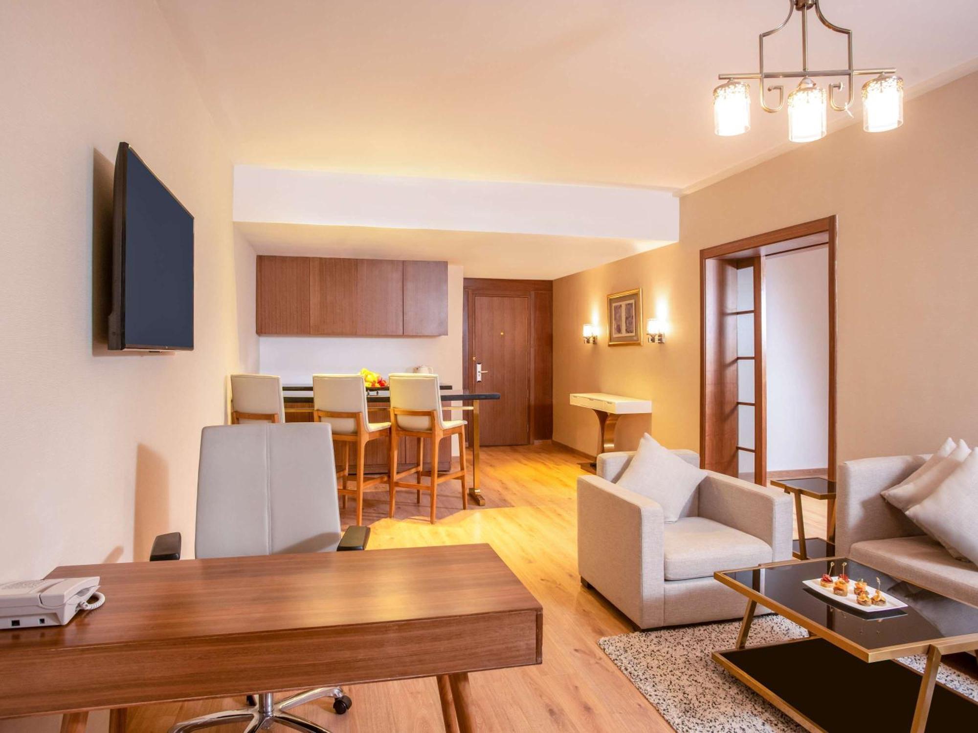 Moevenpick Hotel Cairo - Media City Giza Extérieur photo A suite at the hotel