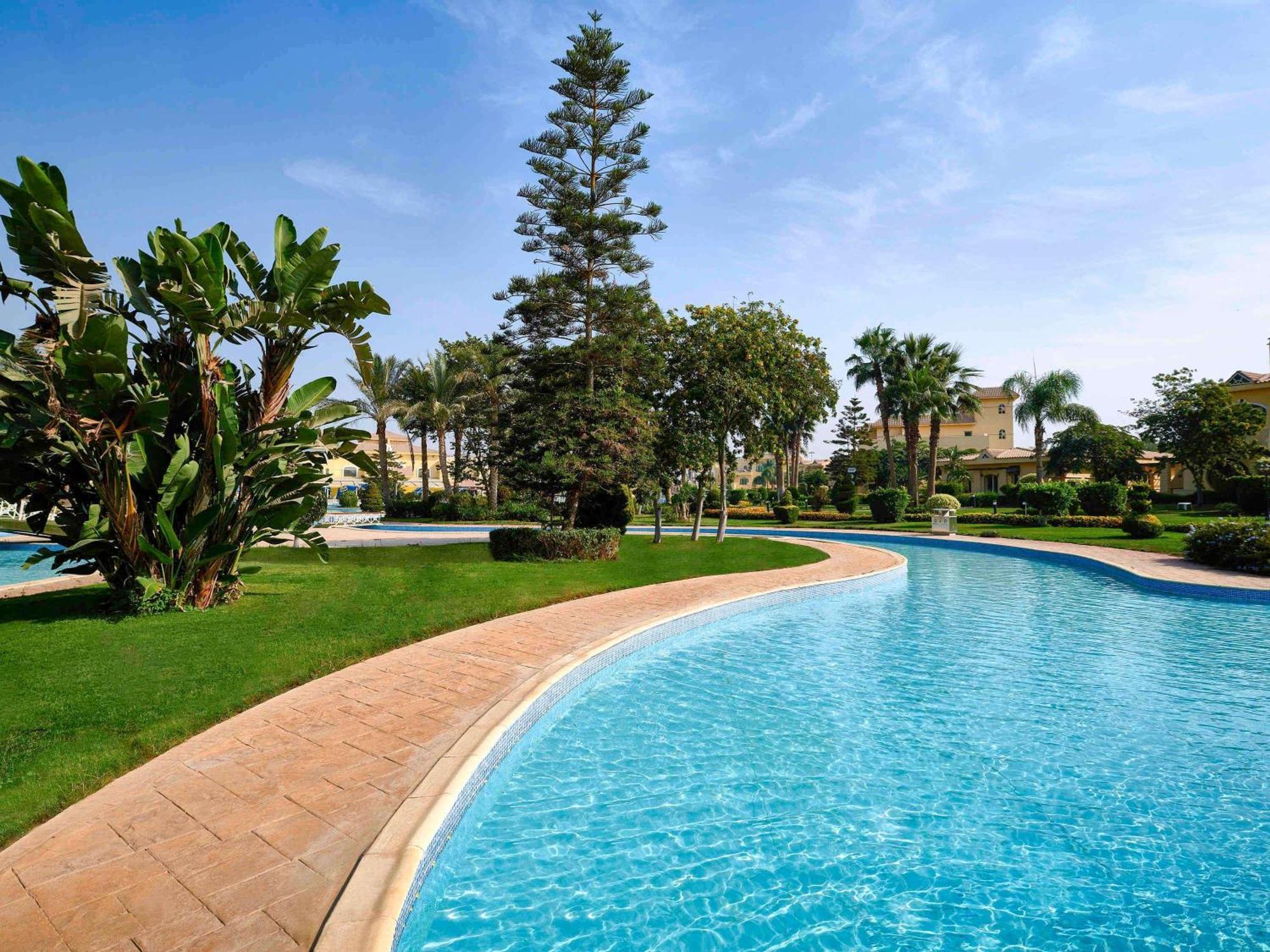 Moevenpick Hotel Cairo - Media City Giza Extérieur photo A swimming pool in a resort