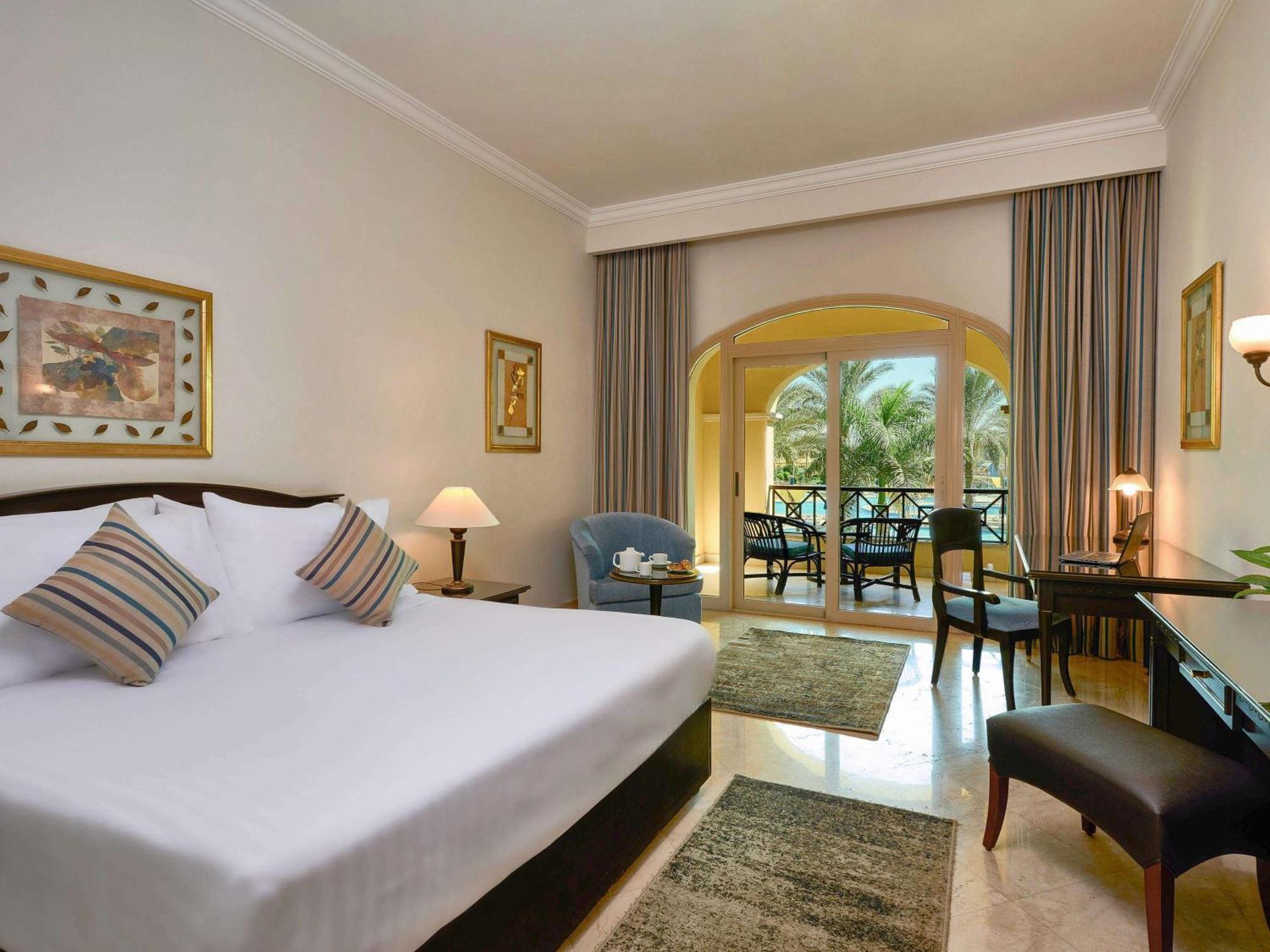 Moevenpick Hotel Cairo - Media City Giza Extérieur photo A room at the hotel